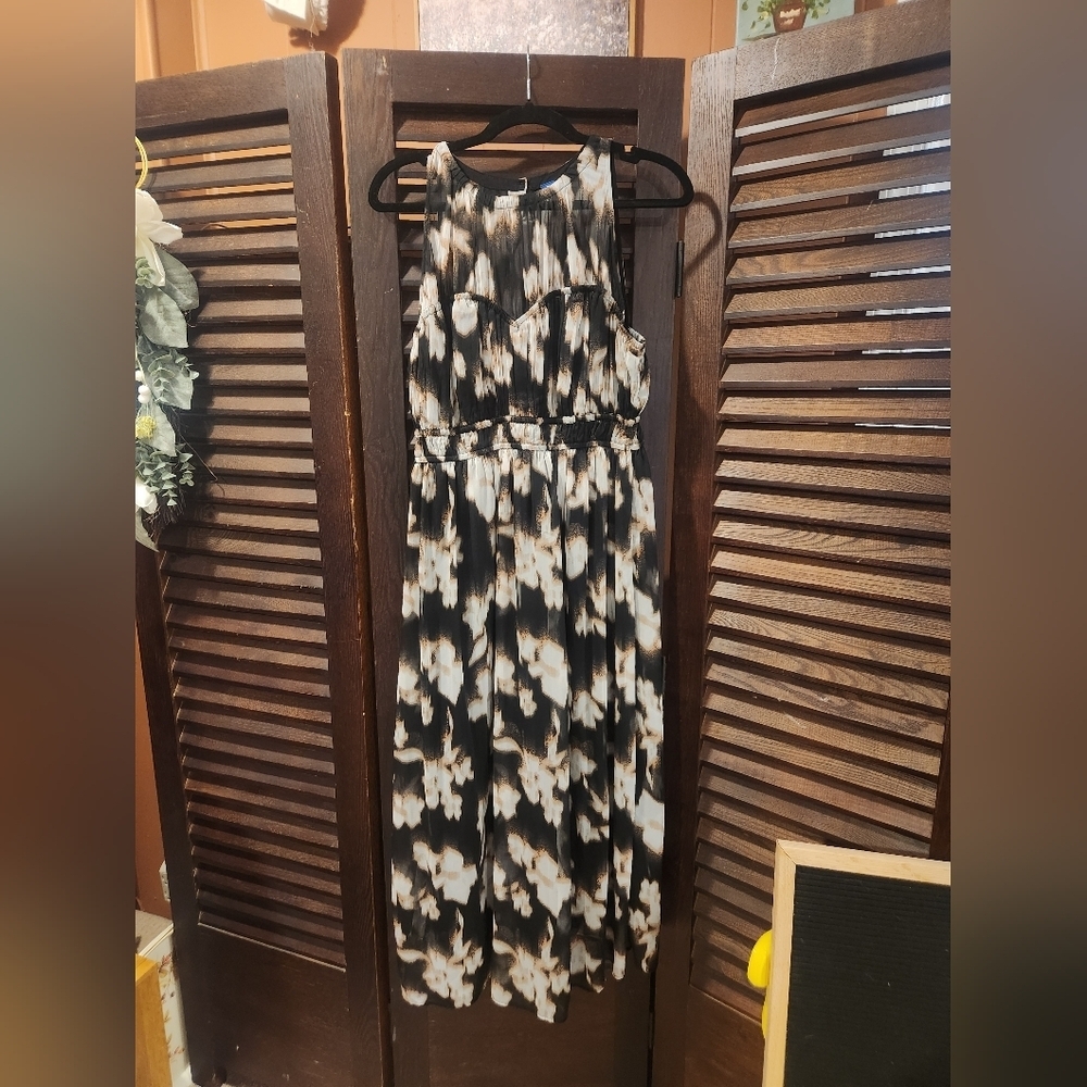 Elegant Black and White Floral Maxi Dress